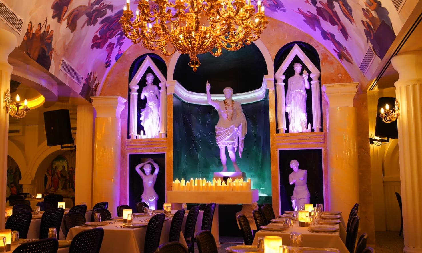 Mekanın antik ve sanatsal duvar detayları